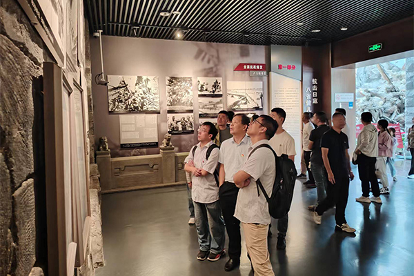 黨員同志們駐足認真學習 /cxyq/20240924101101-Fo6rK2l_shZ1lFUgjDV406Eo_ab2.jpg